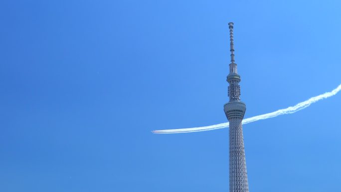 ASDF特技飞行队（Blue Impulse）飞越东京上空