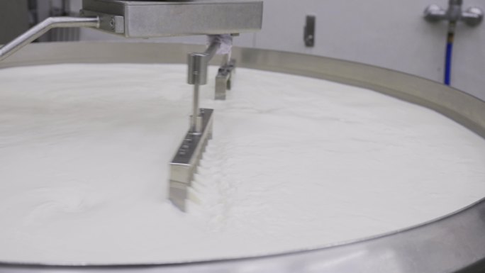 机械手臂在乳品厂搅拌牛奶