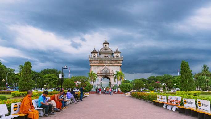 雨前傍晚，老挝万象的战争拱门纪念碑，美丽的巴图赛。