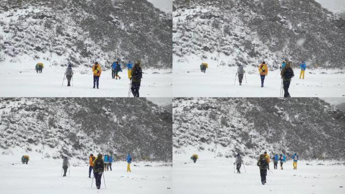 四川阿坝松潘风雪中穿越山谷的徒步旅行者