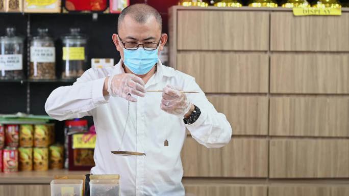 亚洲华人替代保健工作者在中草药店称中药