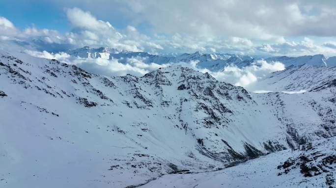 四川阿坝松潘云雾缭绕的岷山山脉雪山群峰