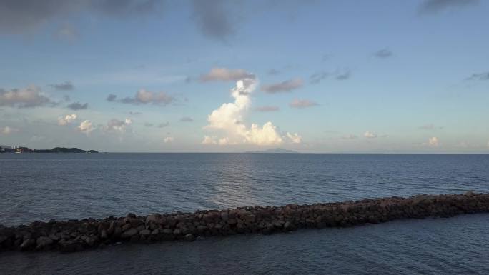 海堤风景，沿着海岸飞行，海洋灯塔