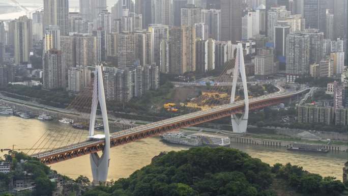 重庆东水门大桥车流与渝中区日转夜延时摄影