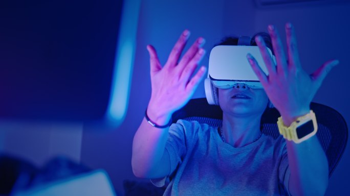 女性在VR耳机中玩游戏，在虚拟现实世界中享受乐趣