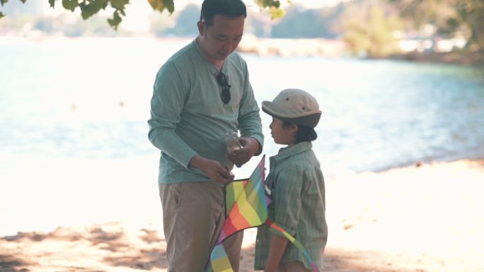海滩上的亚裔父子亲子父爱教导