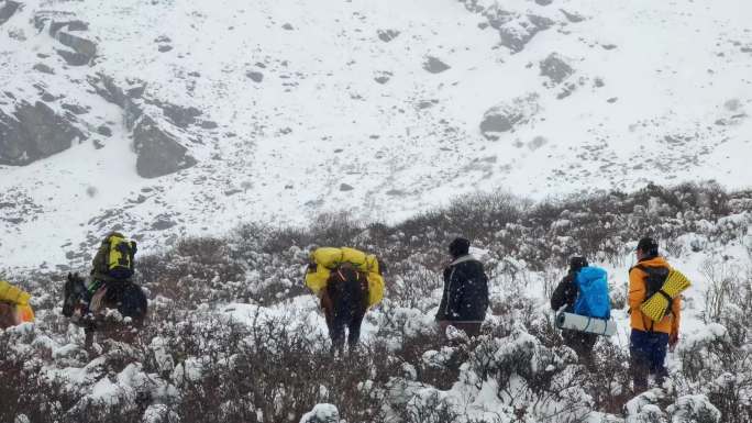 四川阿坝松潘登山队伍马帮风雪中前往大本营