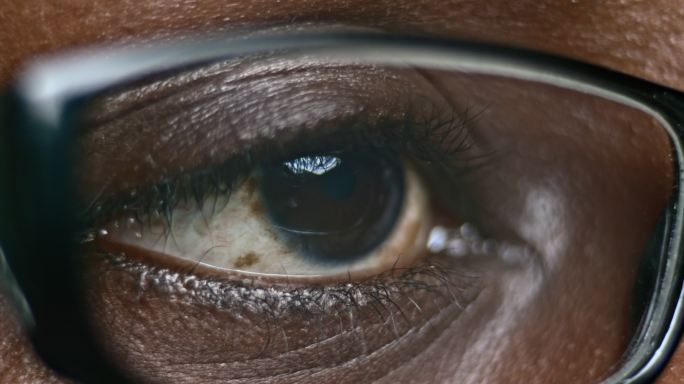 ECU非裔美国人的棕色眼睛透过眼镜看