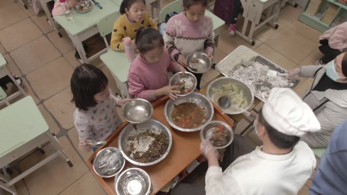 小学生就餐教室打饭排队用餐