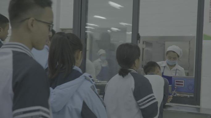 学校学生饭堂打饭用餐