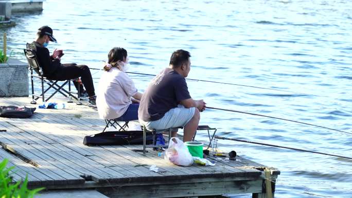 大运河钓鱼周末休闲鱼漂 河边儿童钓鱼老人