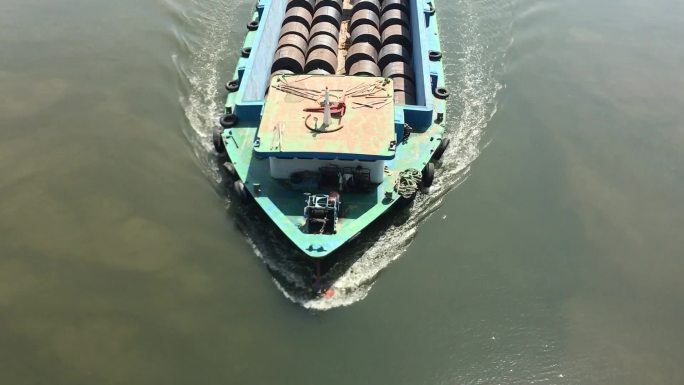 胡志明市西贡河蓝色货驳。