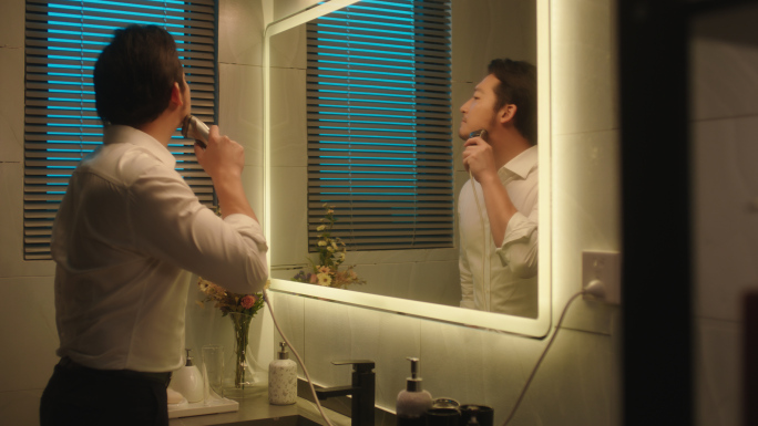 男人照镜子剃胡须