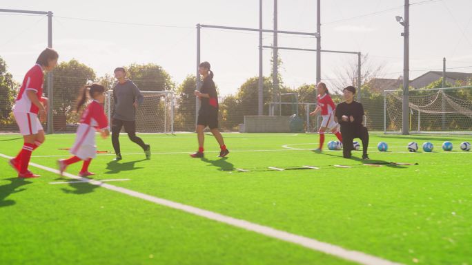 女儿童足球队或足球队队员在足球场上进行敏捷和速度跑训练