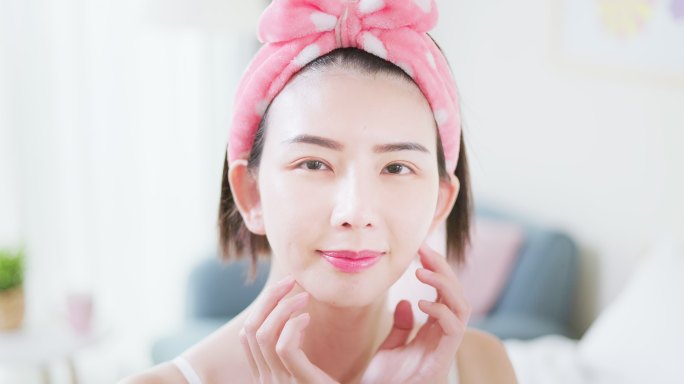 亚洲年轻护肤女性实拍广告宣传片