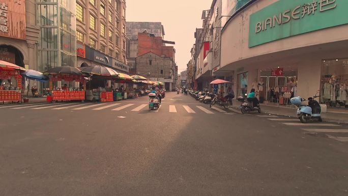 街头骑行穿行在大街小巷