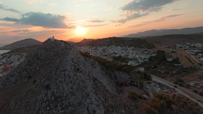 夏季日落时分，萨拉米斯岛和埃利亚斯先知教堂在落基山上空的空中全景fpv 60p镜头
