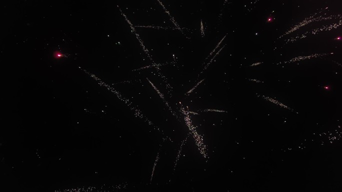 无人机竞速拍摄新年前夜的烟花表演。
