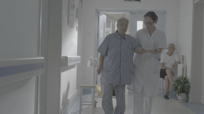 4K护士站护士搀扶老人老人