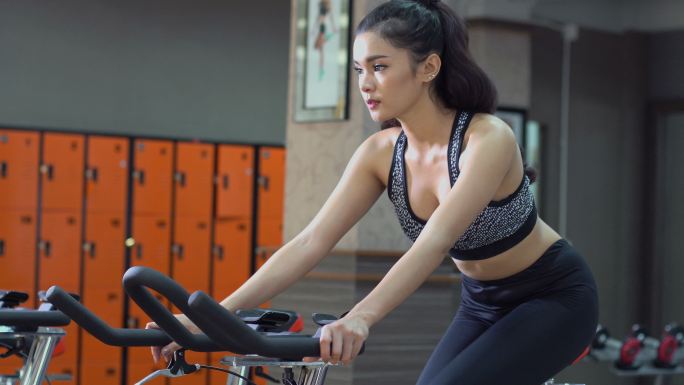 骑自行车健身的女人