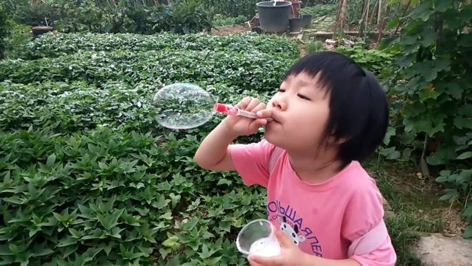 童年童趣记忆小女孩子吹咆咆乡下田间女孩