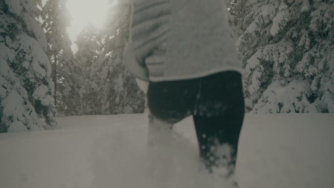 在白雪覆盖的森林中奔跑的女人