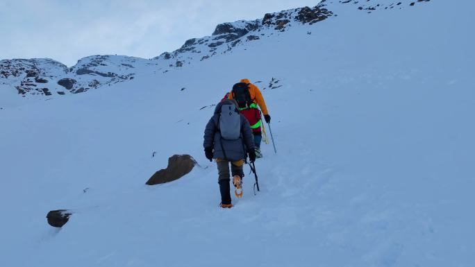 四川阿坝松潘岷山山脉都日峰登山队伍冲顶中