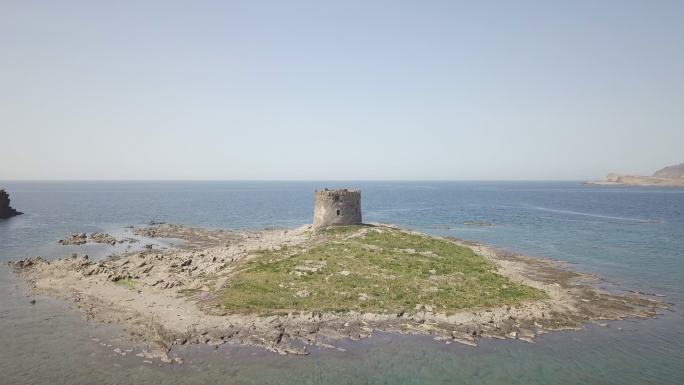 撒丁岛海岸线上的旧灯塔遗迹