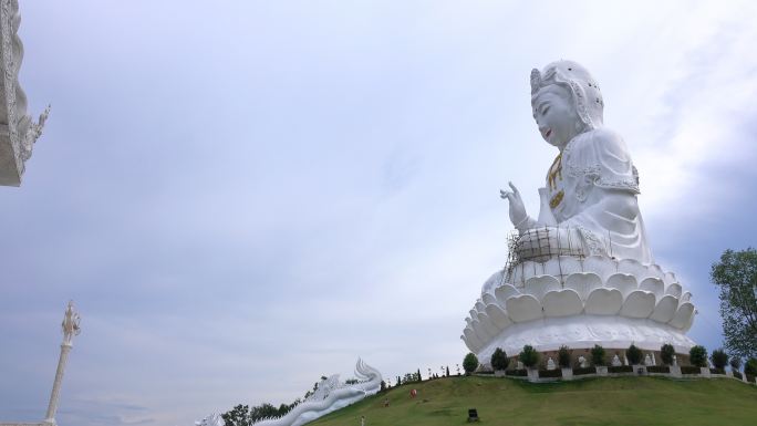 泰国清莱怀解放宫的观音或观音雕像。