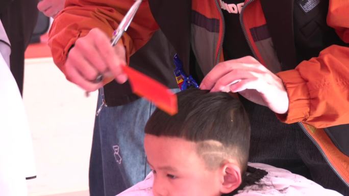 学雷锋志愿者服务给老人和小孩免费理发剪头