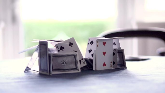 卡屋坍塌扑克牌