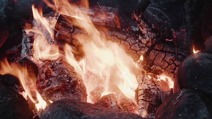 山中的一个旅游营地燃起了篝火。