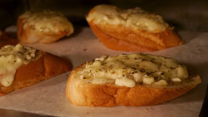 烤箱中奶酪在面包上融化的时间点