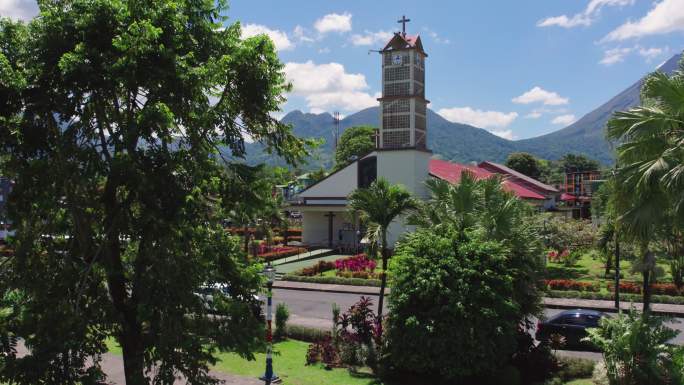哥斯达黎加拉福图纳教堂的起重机照片