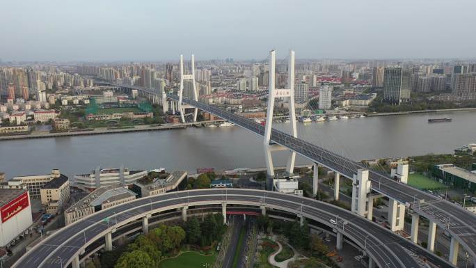 疫情之下无人的上海南浦大桥航拍