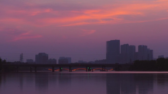 北京大运河暮色天边的晚霞城市晚霞夜幕降临