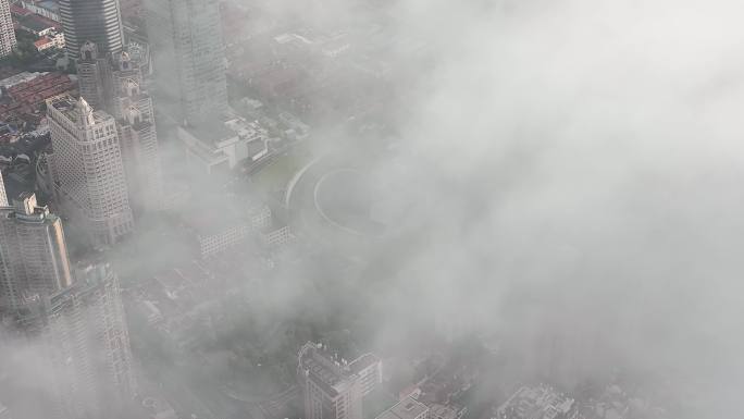4K原素材-航拍云雾中的上海静安雕塑公园