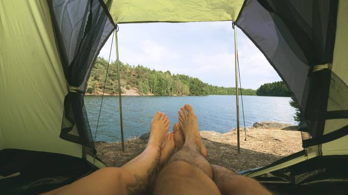 瑞典一对夫妇在湖边的帐篷里露营