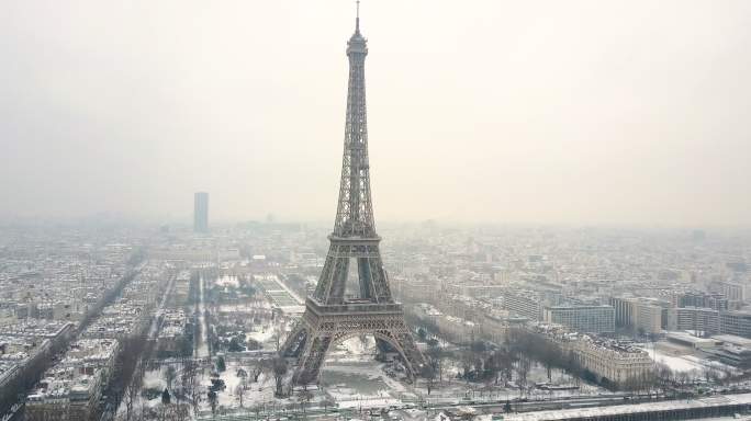 在雪下的巴黎埃菲尔航空旅行。