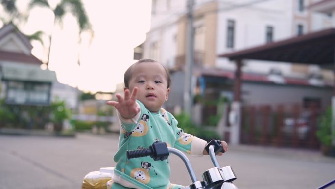 小男孩和爷爷在家学开车。