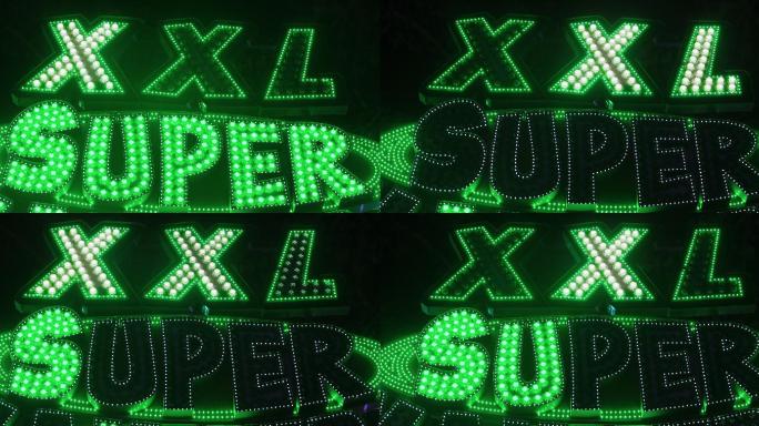 游乐场闪烁的绿色XXL超级霓虹灯标志
