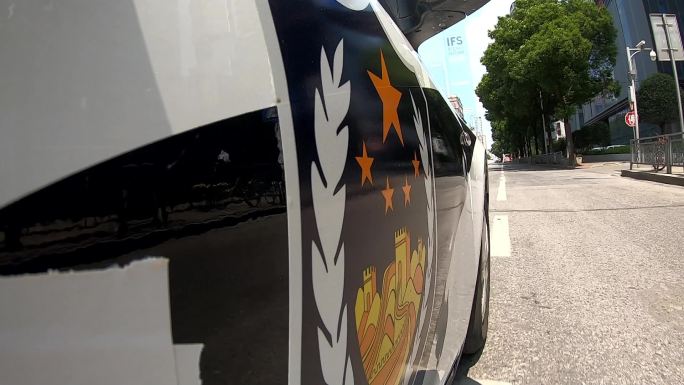 坡子街派出所警车白天出警巡逻特写镜头