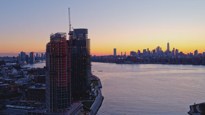 新豪华住宅楼位于布鲁克林绿点东河滨水区和皇后区亨特角，纽敦溪附近，日落时可以看到曼哈顿的天际线。具有