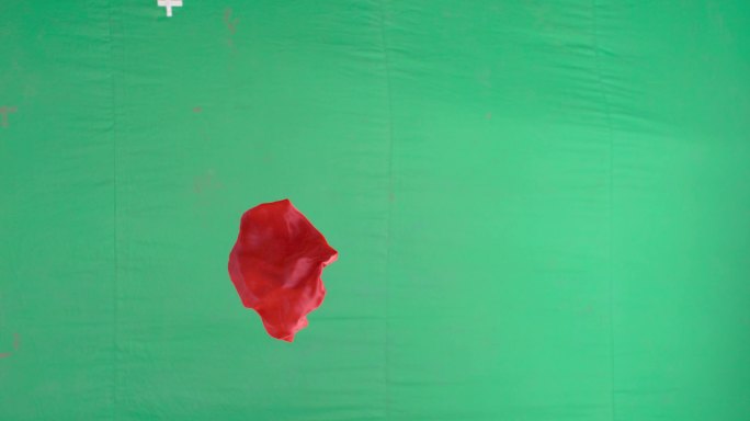 升格拍摄红色绸带在空中飞舞
