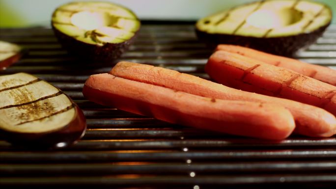 烧烤架上烤纯素香肠和蔬菜超慢镜头视频