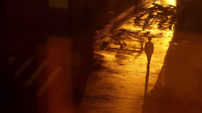 日出城市步行街孤独感孤独黄昏