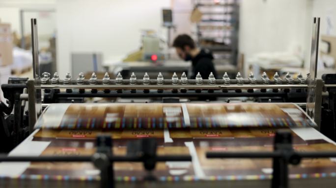 自动机器的特写镜头，在印刷厂堆叠印刷介质
