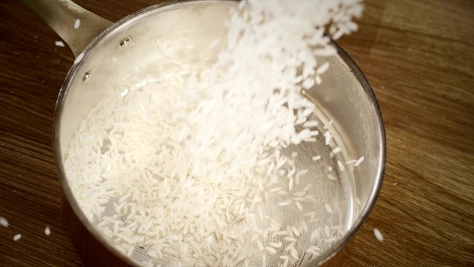 把米饭倒进锅里饭生米米倒入锅中
