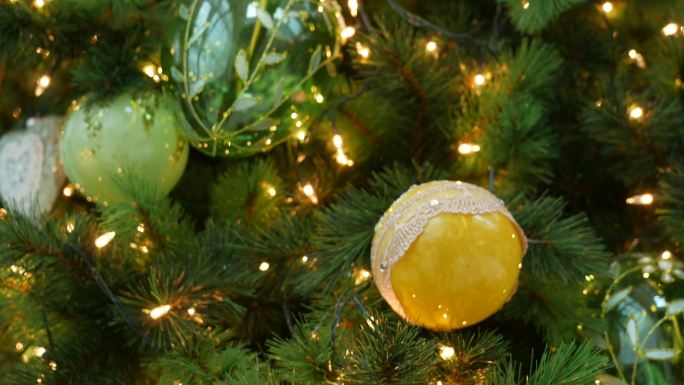 圣诞树上的装饰品彩灯彩球