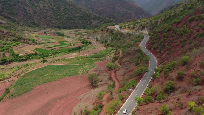 云南楚雄州双柏县山谷农田自驾旅行公路风光